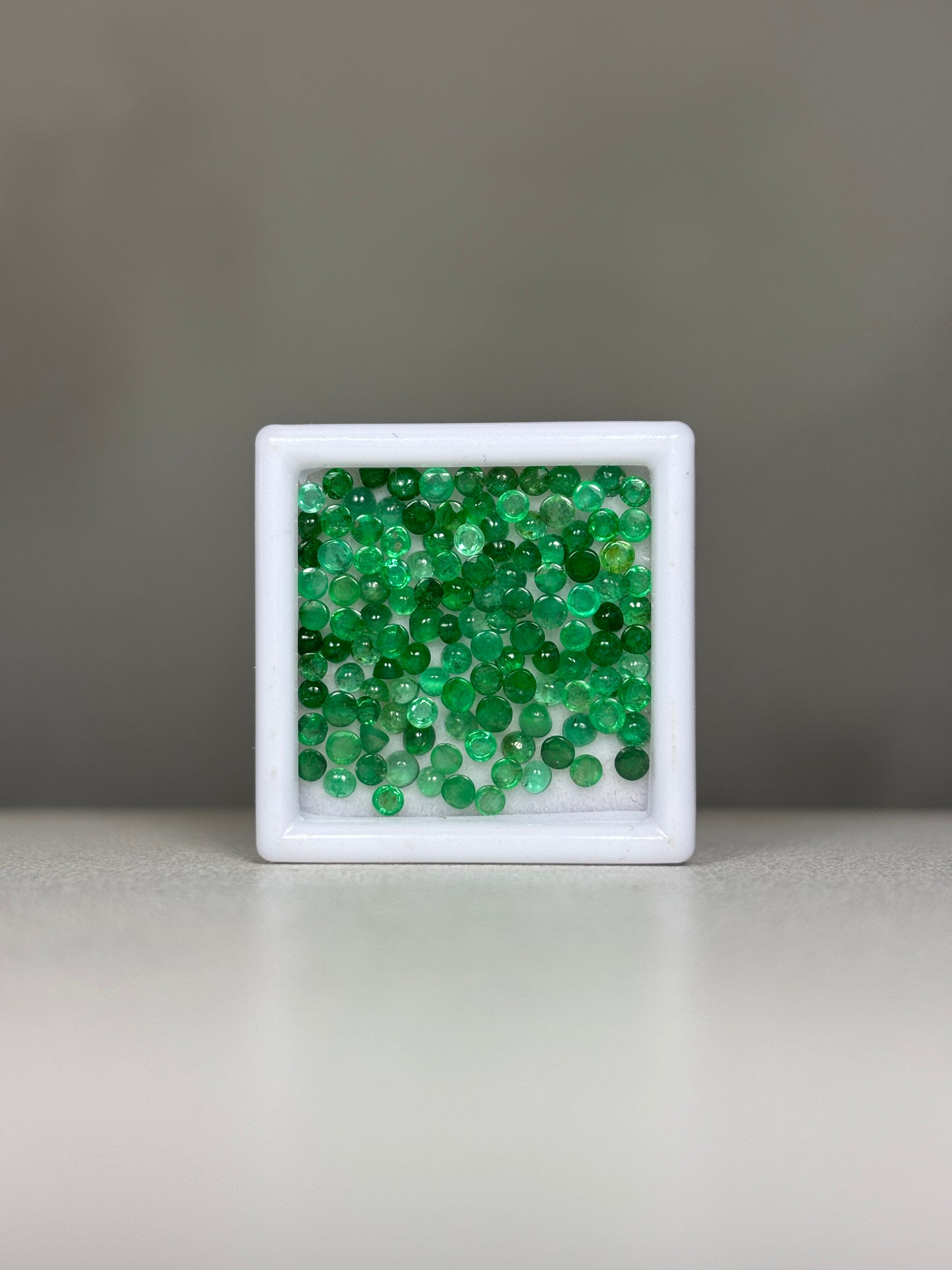 Esmeralda cabuchon 2mm
